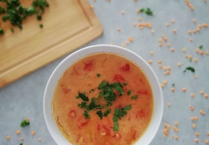Zupa z czerwonej soczewicy i pomidorów posypana natką pietruszki