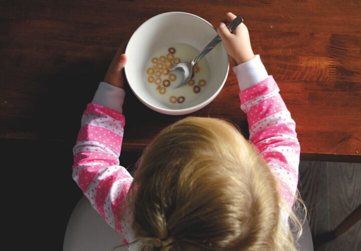 Dziecko jedzące śniadanie - dieta przy anemii dla dzieci - pora-na-zdrowie.pl