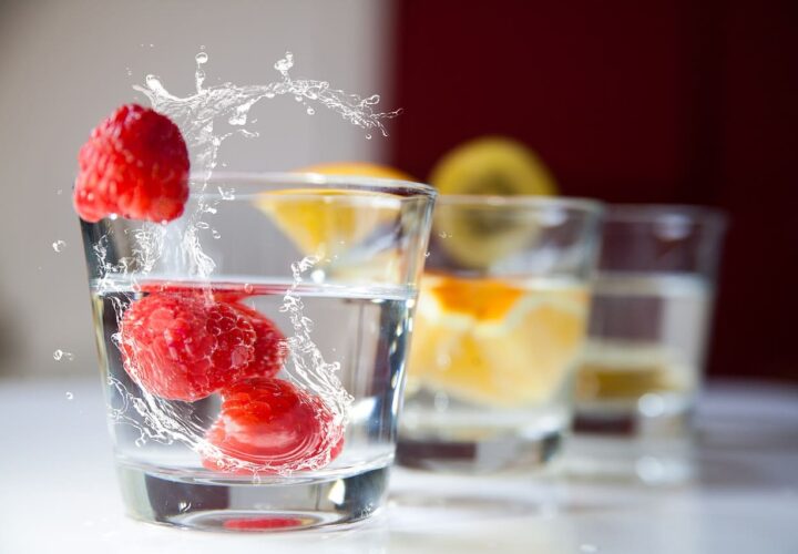 Woda z owocami w szklankach - ile wody pić dziennie - pora-na-zdrowie.pl