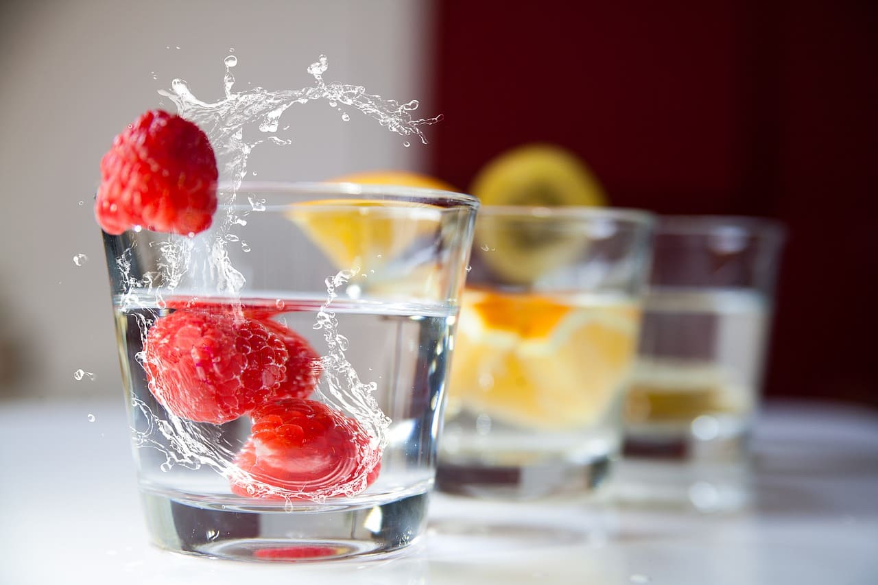 Woda z owocami w szklankach - ile wody pić dziennie - pora-na-zdrowie.pl