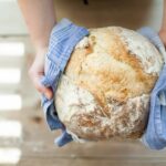 Pani trzymające chleb - czym zastąpić chleb? - pora-na-zdrowie.pl