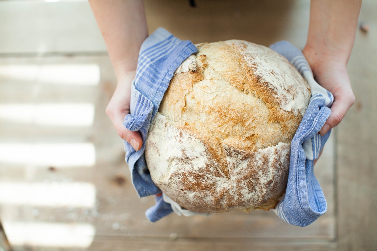 Pani trzymające chleb - czym zastąpić chleb? - pora-na-zdrowie.pl